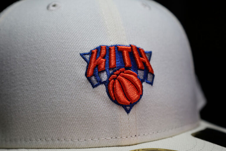 Kith x New Era New York Knicks Low Profile 59FIFTY fitted cap in Sandrift, front Knicks logo
