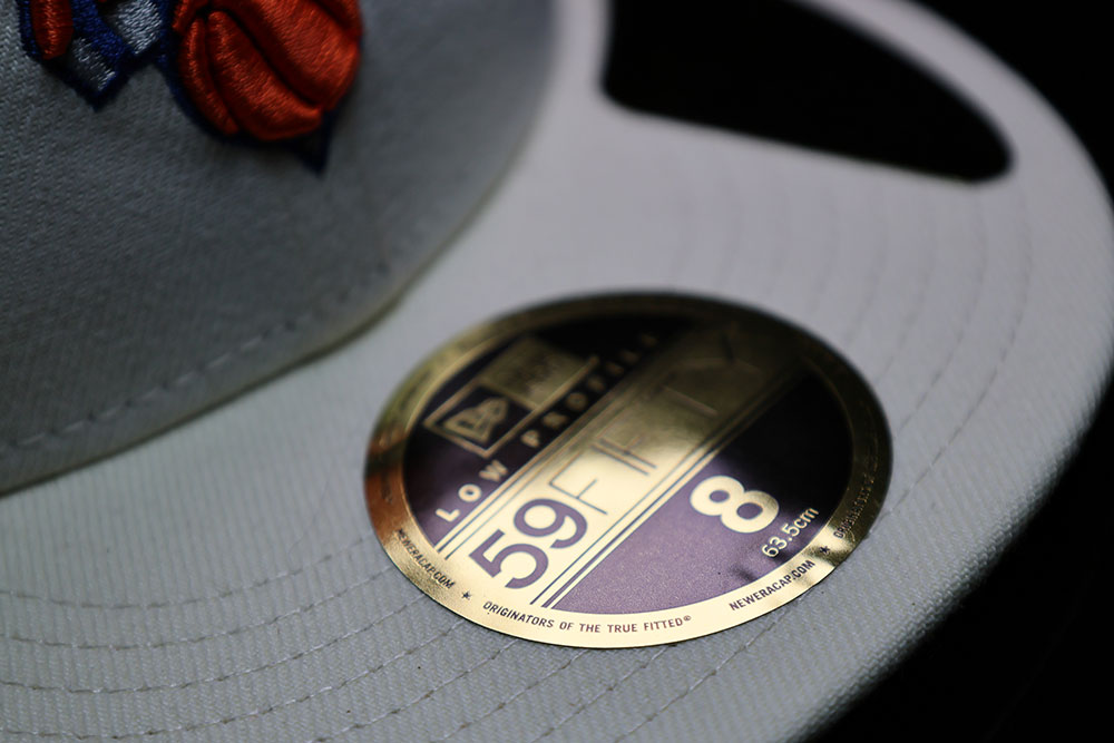 New Era 59FIFTY size 8 sticker, 63.5 cm, on the Kith x Knicks fitted in Sandrift